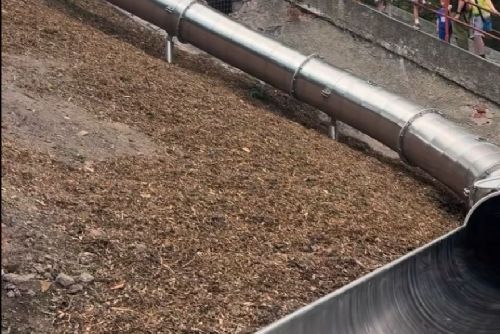 Na Julisce v Praze 6 otevřeli novou 40metrovou nerezovou skluzavku. První den přilákal desítky rodin