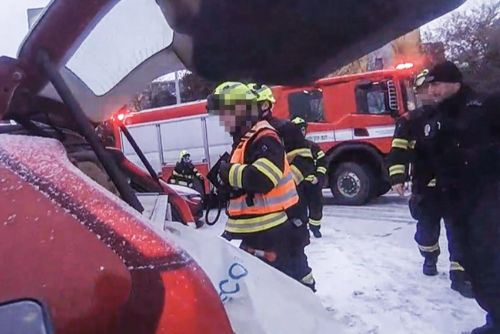 Na Plaské v Plzni našli v autě nehybnou ženu, která tam přespávala