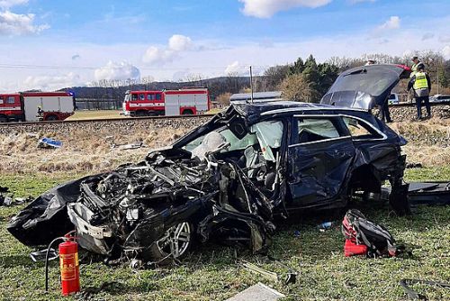 Nehoda na Klatovsku. Osobní vlak srazil Audi, dva lidé utrpěli zranění