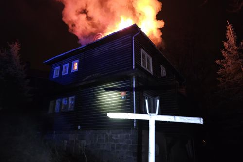 Noční požár v Liberci-Kristiánově pohltil střechu