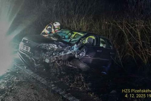 Opilý a zdrogovaný řidič způsobil nehodu u Zadního Chodova