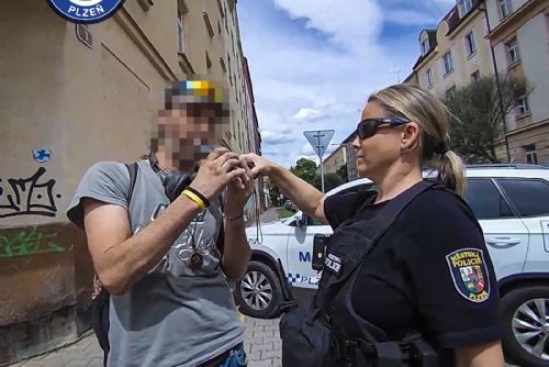 Opilý cyklista kličkoval po chodníku v Plzni. Nadýchal téměř dvě promile
