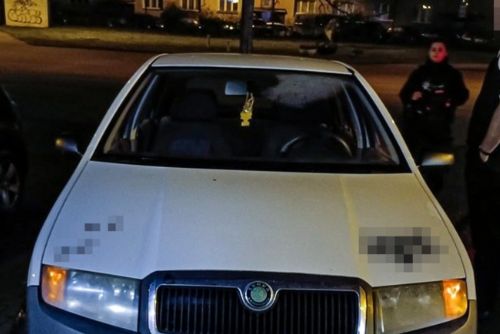 Opilý mladík si nvyrazil jednosměrkou pro kebab, chytili ho strážníci