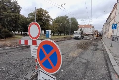 Opravy na Husově náměstí omezí dopravu i MHD do konce roku