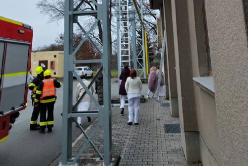 Pacient v Dobřanech vylezl na věž a odmítal slézt