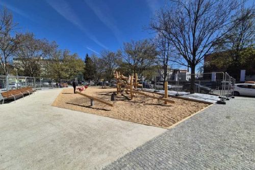 Parčík u FN Královské Vinohrady prošel proměnou, přibylo hřiště i šachový stůl