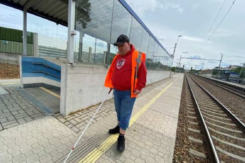 Pardubice opraví vodicí linie pro nevidomé před hlavním nádražím za 4,8 milionu korun