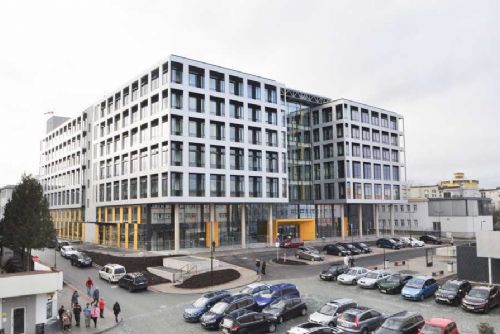 Parkovací dům u pardubické nemocnice: projekt pokračuje, část obyvatel vyjádřila obavy