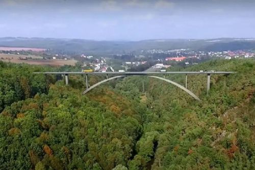 Plasy staví nejvyšší most v ČR 87 metrů nad řekou Střelou