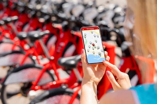 Plzeň spustí PILSEN BIKE, 300 sdílených elektrokol na 100+ stanovištích, start v březnu 2026