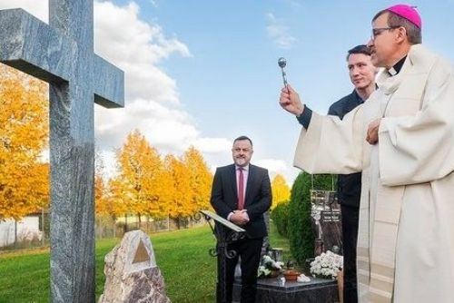 Plzeňská křížová cesta za nedostupné hroby