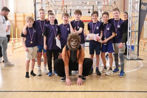 Plzeňské děti závodily na parkourové dráze. Finále školní soutěže ovládla 31. základní škola