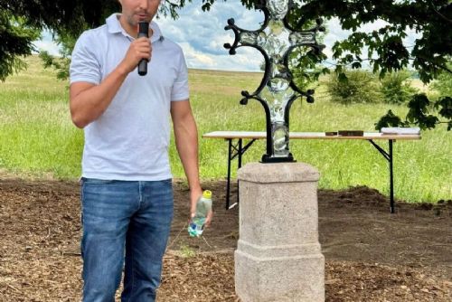 Plzeňští archeologové vrátili jména poválečným obětem. Hrob má po 80 letech důstojnou připomínku