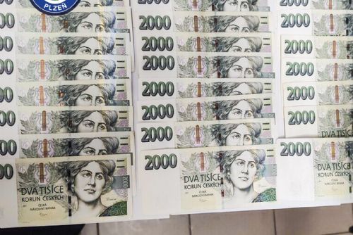 Poctivý průvodčí v Plzni vrátil ztracenou kabelku. Bylo v ní přes 55 tisíc korun i statisíce dongů