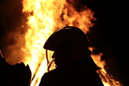 Požár bazaru v Bezděkově na Klatovsku poškodil střechu domu