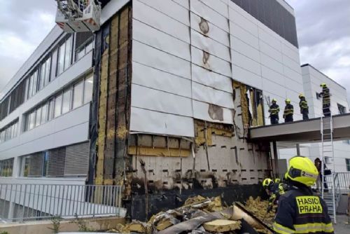 Požár budovy Národního onkologického centra v Motole. Evakuováno bylo 14 lidí, škoda je 20 milionů korun