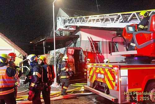 Požár dodávky v Tlučné, ohrožoval propanbutanové lahve