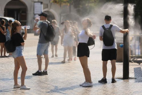 Pražské nemocnice kvůli tropickým vedrům ošetřují více pacientů. Přibývá případů přehřátí i dehydratace