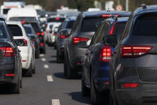 Pražské silnice se v létě opravovaly ve velkém. Souběh staveb zkomplikoval dopravu na hlavních tazích