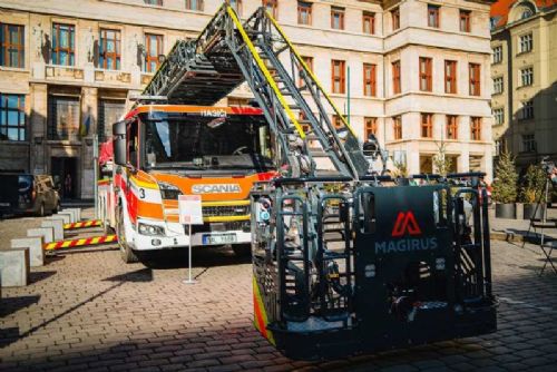 Pražští hasiči získali novou zásahovou techniku za 200 milionů korun