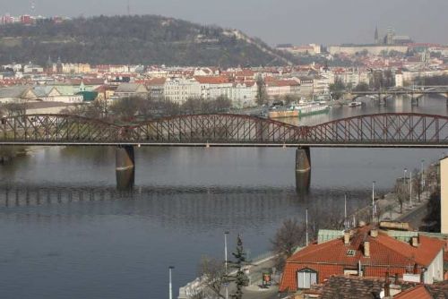 Provizorní ocelový most u Výtoně má pomoci zachovat železniční provoz během rekonstrukce