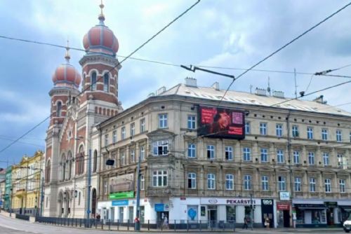 Reklamní plachty v Plzni zmizely na poslední chvíli. Od července hrozí milionové pokuty