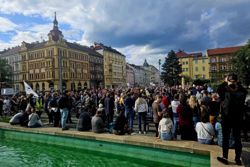 Ruce pryč od médií, znělo Plzní. Pochod mířil proti změně financování ČT a rozhlasu
