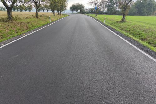 Silnice mezi Trhanovem a křižovatkou I/26 září v novém kabátu