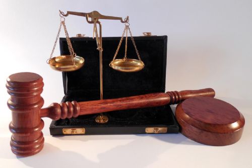 Soud uzavřel případ znásilnění dvanáctileté dívky. Odsouzený bratr dostal podmínku a léčbu