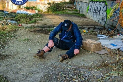 Strážníci zachránili podchlazeného muže pod mostem u řeky