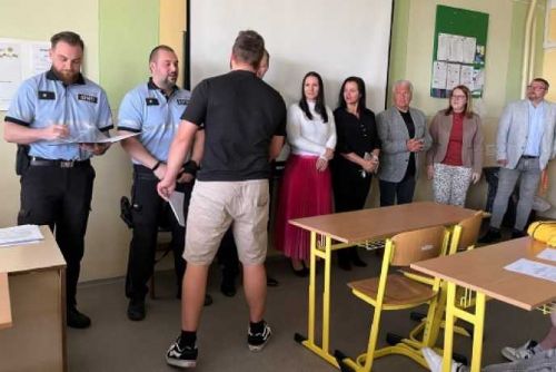 Studenti z Mostu získali certifikát pro přijetí k Policii ČR