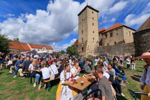 Švihov poprvé hostil krajské dožínky. Návštěvníky lákal kat, řemesla i lodičky v příkopu