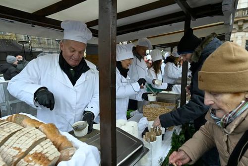 Svoboda naléval 2 000 porcí rybí polévky