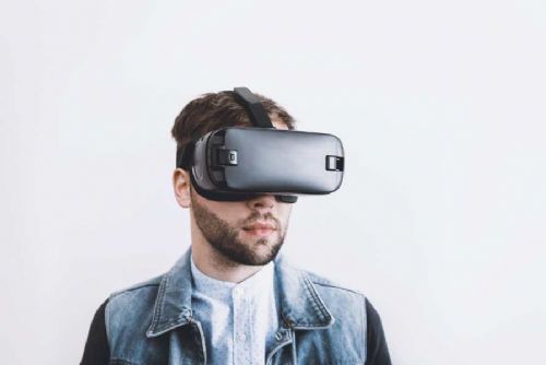 Technika naživo: Roboti, kováři a elektroauta v Budějovicích