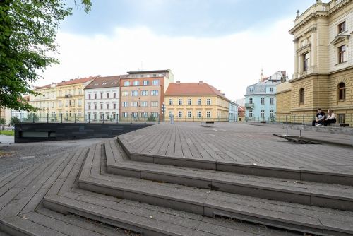 Terasy u Velkého divadla v Plzni čeká oprava za sedm milionů. Dřevoplast nahradí betonová dlažba