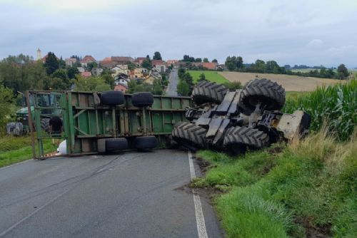 Traktor zablokoval silnici