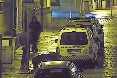 Vandalové posprejovali služební auto policie přímo před služebnou. Zachytily je kamery