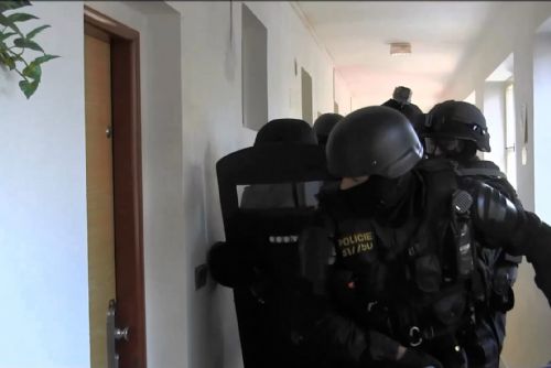 Výhrůžky nejsou legrace. Žena vyhrožovala vystřílením nemocnice, vyjela zásahovka