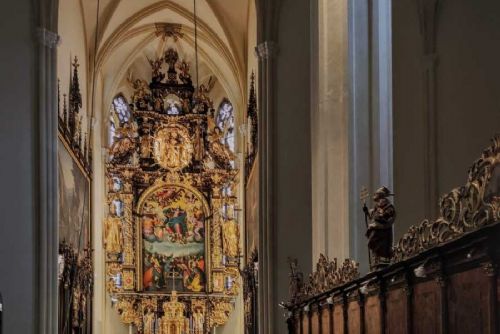 Vyšší Brod: tři oltářní obrazy se střídají podle roku, výměna kvůli váze až 200 kg je náročnější