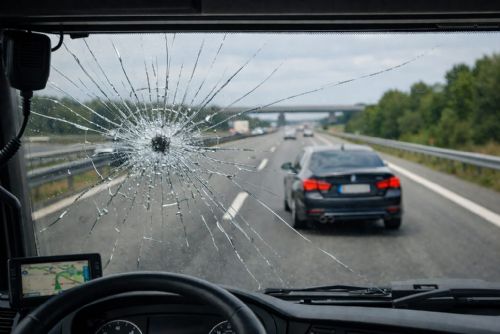 Za útok prakem na kamion padla podmínka. Soud potrestal dva Ukrajince