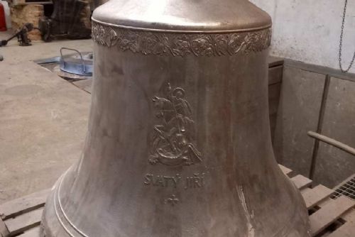 Zvon Jiří rozezní Borek: barokní zvonice získá po letech druhý hlas