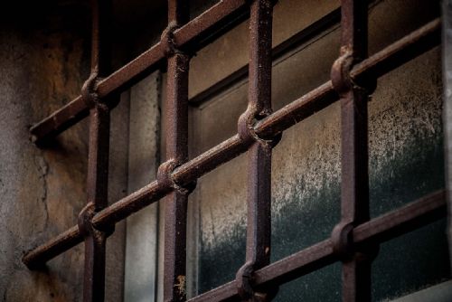17 let za pokus o vraždu dozorce a spoluvězně