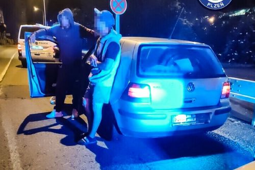 Auto bez značek, řidič bez řidičáku. Strážníci v Plzni řešili noční jízdu