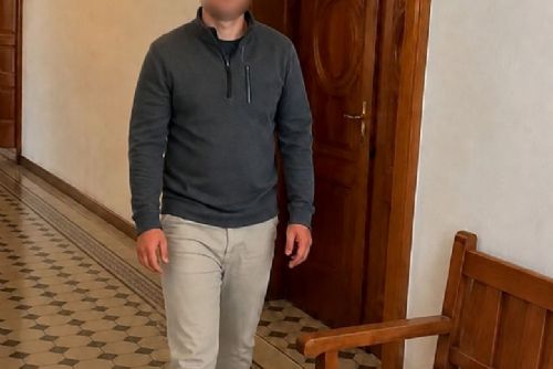 Děsivé týrání v Plzni řeší soud. Muž měl partnerku škrtit a topit v koupelně