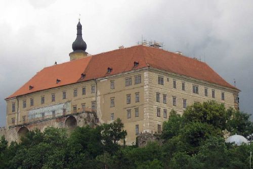 Deváťáci z Náměště nad Oslavou provázejí s jistotou na zámku