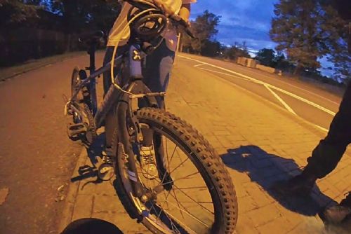Devítiletý cyklista se v Českých Budějovicích ztratil rodičům. Strážníci ho našli na zastávce