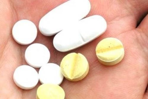 Dívka se pokusila o sebevraždu na základní škole, odvezl ji vrtulník