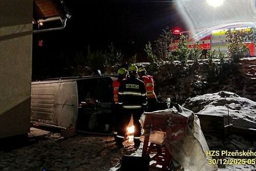 Dodávka sjela ze svahu, skončila na boku tesně vedle domu