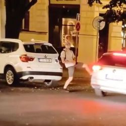 GIBS prověřuje poškození vozidel v Pařížské ulici. Hledá další svědky i majitele aut