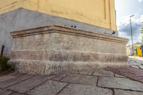Historická kašna v Jihlavě oživena květinami